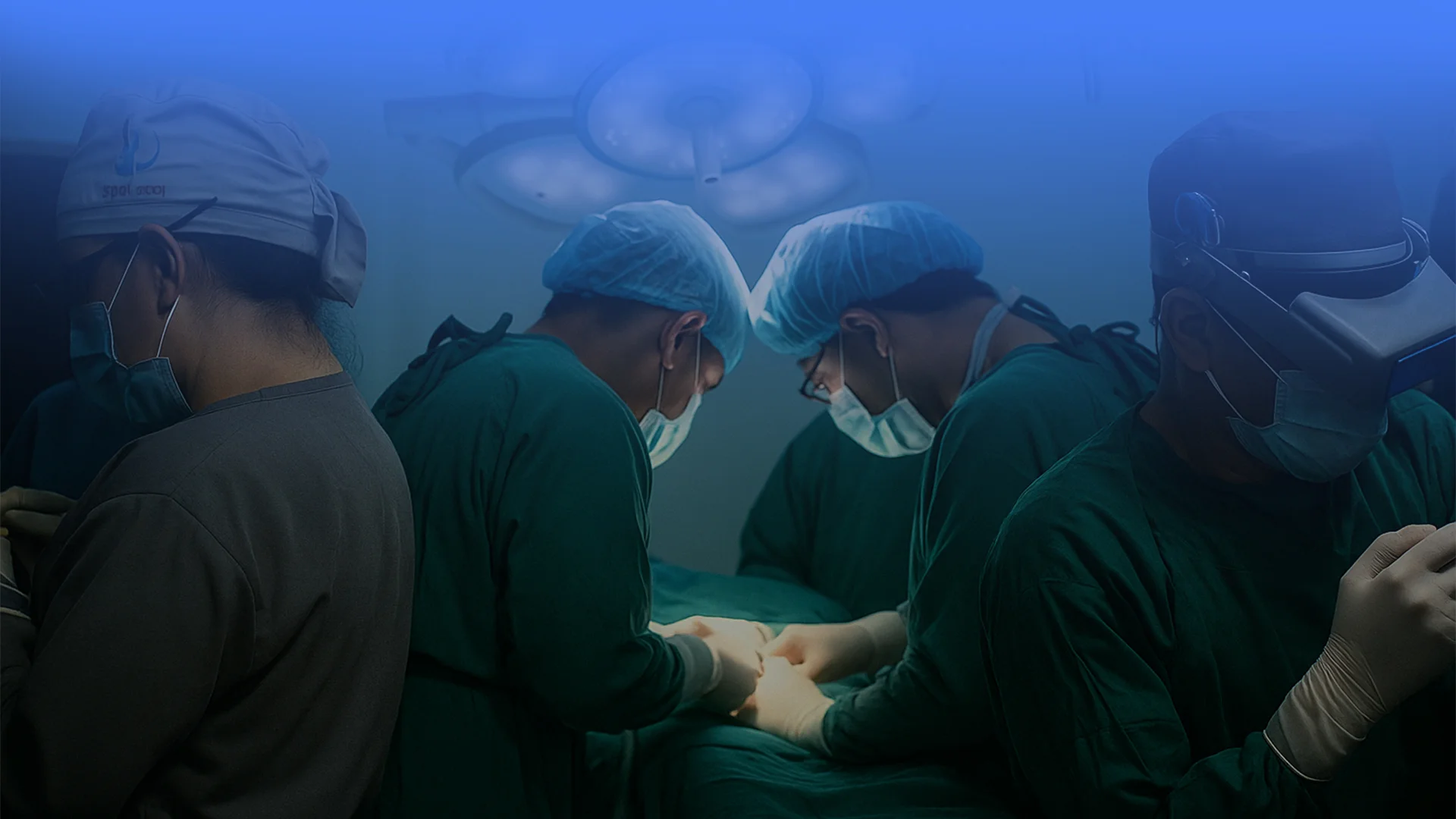 Cirujano plástico certificado especialista en procedimientos estéticos y reconstructivos con 15+ años de experiencia y certificación internacional